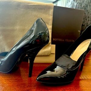 New Bottega Veneta Patent Leather Pump w/Woven Detail Black 322715 1000